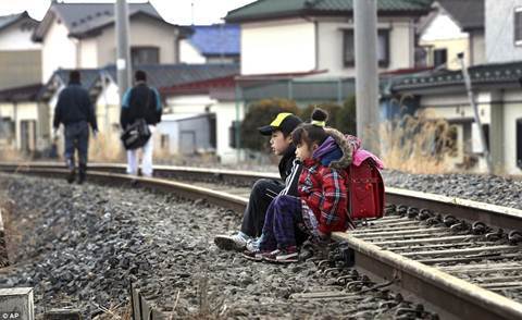 Quặn lòng 30 em bé Nhật ngồi chờ bố mẹ