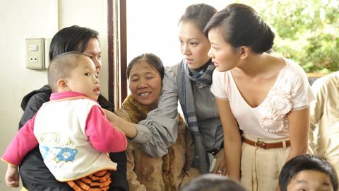 “Sao” không quản đường xa làm từ thiện