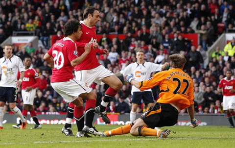 Berbatov “giải cứu” M.U