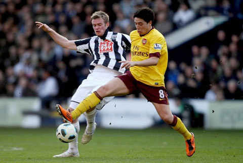 Arsenal  hụt bước tại Hawthorns