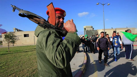 Chính phủ Libya phát vũ khí cho người dân