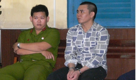 Ghen với vợ, chém chết hai con ruột