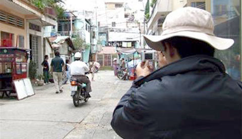 Bố vào nhà nghỉ, bị con... tống tiền