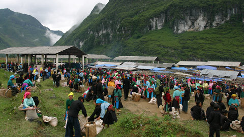 Phiên chợ lùi nơi biên viễn