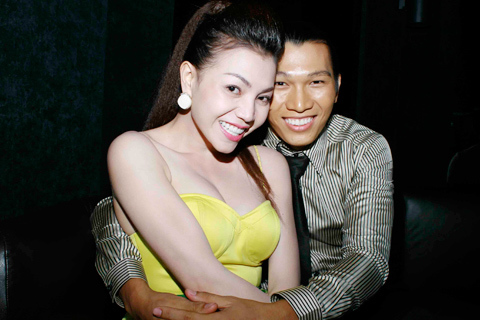 Siêu mẫu nude công khai tìm hiểu Ngọc Hằng