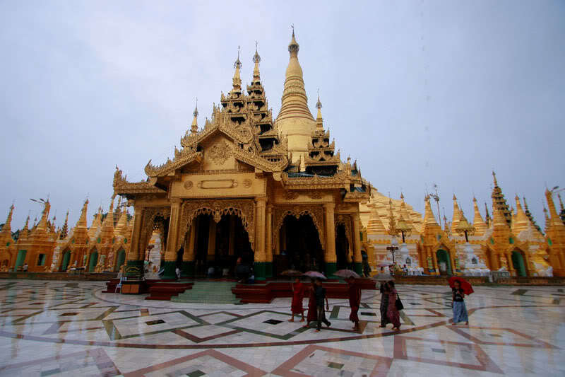 Choáng ngợp trước những bức tượng dát vàng