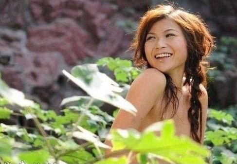 Thiếu nữ trưng ảnh khỏa thân tìm người nuôi