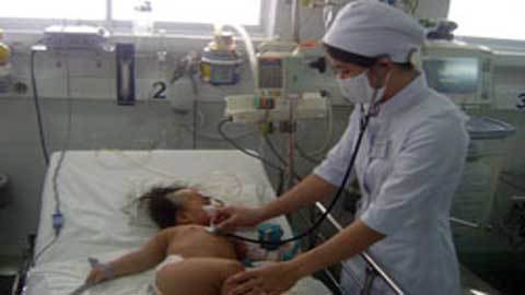 Bé gái suýt chết vì mẹ ép uống sữa