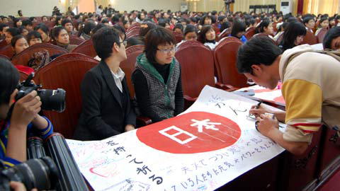 Gấp 10.000 hạc giấy sẻ chia với Nhật Bản