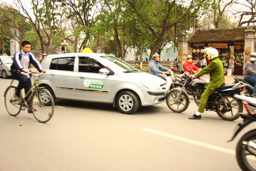 Taxi đua với... CSGT giữa phố