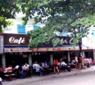 Uống cà phê với 'chân dài thiếu vải'