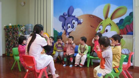 Trần tình của cô giáo buộc bé 2 tuổi vào ghế