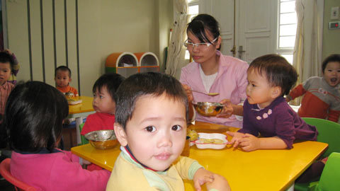 Mẹ bé bị buộc ghế: 