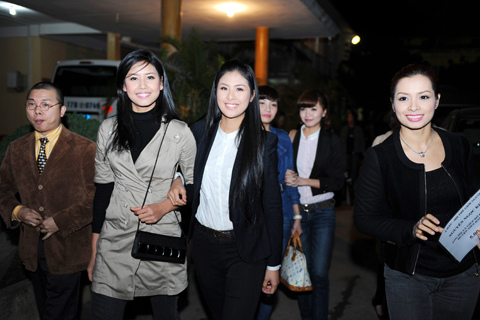 Hoa hậu Ngọc Hân về quê lúa làm từ thiện