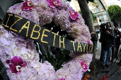 Elizabeth Taylor an nghỉ cùng ông hoàng nhạc Pop