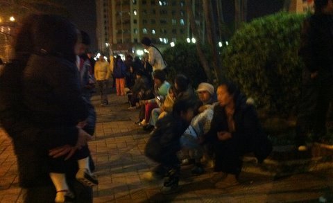 Ôm con chui gầm bàn chờ qua rung chấn