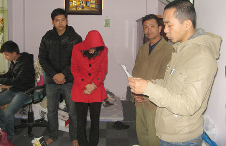 Thiếu nữ lừa một lúc 2 đại gia ô tô