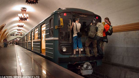 Teen liều mạng bám sau tàu điện ngầm