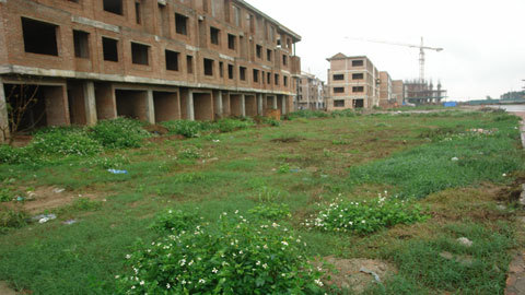 Khu đô thị bị trạm điện cao áp “lấp” đường vào nhà