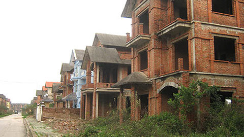 Biệt thự tiền tỷ bỏ hoang