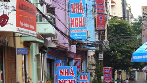 Nữ sinh bị đánh ghen trong... nhà nghỉ