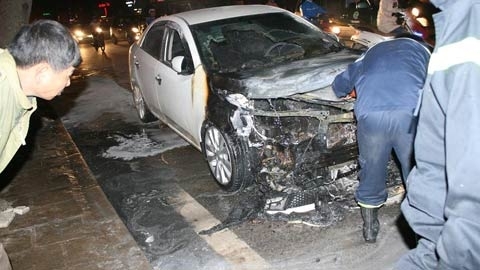 Hà Nội: Xế hộp bốc cháy giữa phố