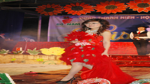 Nữ sinh khoe lưng thon trong giá lạnh