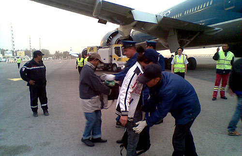 Vượt bão cát Sahara giải cứu lao động