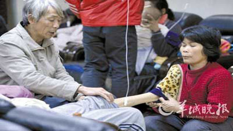 Mẹ cởi quần áo giữa phố kêu oan cho con