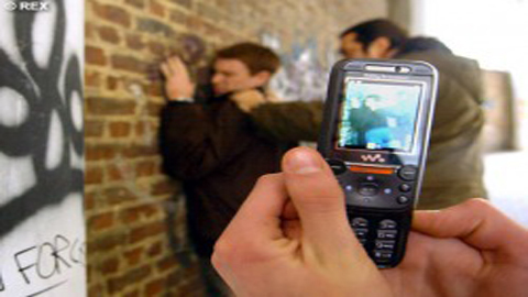 Kinh hoàng bạo lực học đường qua Internet