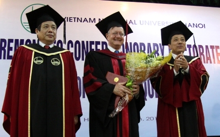 GS. John Quelch nhận bằng Tiến sĩ danh dự của ĐHQGHN