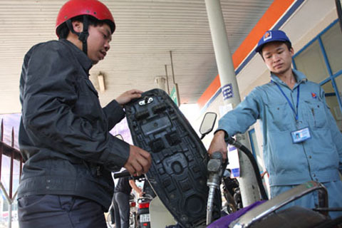 Giá xăng tăng lên 21.300 đồng