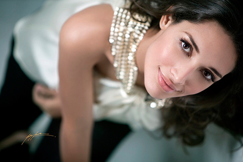 Cựu Hoa hậu Hoàn vũ 2003 đẹp mê hồn trong bộ ảnh mới