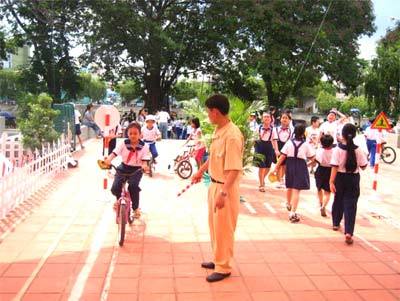 Tổ chức giao lưu tìm hiểu ATGT cho học sinh tiểu học