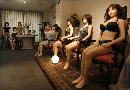 Rước họa vào người vì 'quan hệ' với búp bê