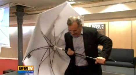 Cái ô vạn đô của TT Pháp có gì đặc biệt?