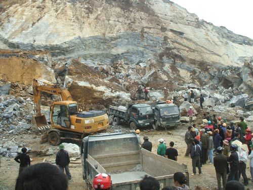 Video: Sập mỏ đá kinh hoàng ở Nghệ An