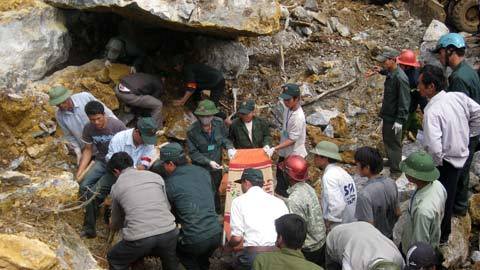 Đang nỗ lực tìm kiếm nạn nhân vụ sập mỏ đá