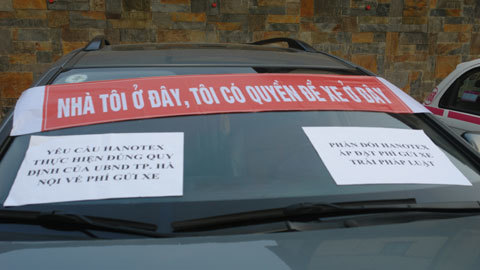 Bức xúc, dân chung cư 'xịn' tụ tập phản đối