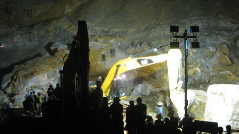 Trắng đêm phá đá tìm xác