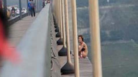 Giải cứu thiếu nữ khỏa thân dọa nhảy cầu