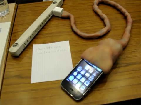 Clip: Phát hoảng với sạc iPhone kinh dị