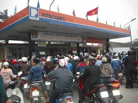 Đồn xăng tăng giá, dân nháo nhào tích trữ
