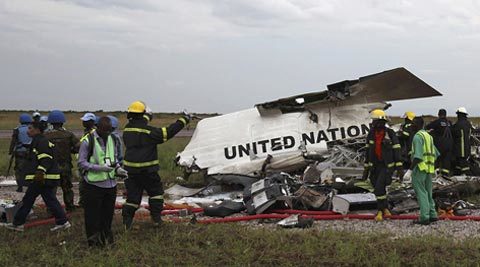 Máy bay LHQ vỡ tan, 32 người chết