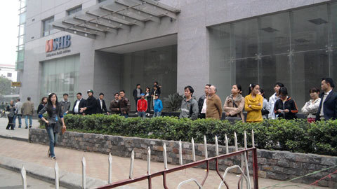 Hà Nội: Thêm một nhà 5 tầng nghiêng, nứt