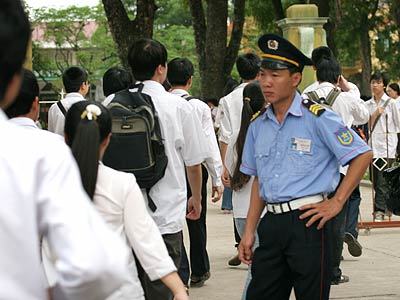 Vắt sức học sinh chạy đua 'chiến dịch 100%'