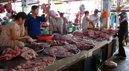 Giá thực phẩm vô cớ đu theo giá xăng