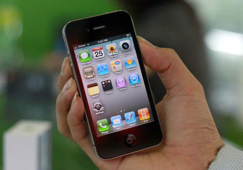 iPhone 4 hấp dẫn khách hàng hơn giảm cước