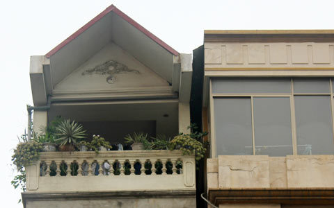Khiếp vía sống cạnh nhà 5 tầng nghiêng, nứt