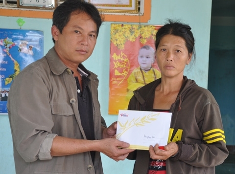 Trao tiền giúp Hùng binh Hoàng sa Mai Phụng Lưu